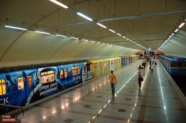 В Киеве может уменьшиться количество рекламы в метрополитене