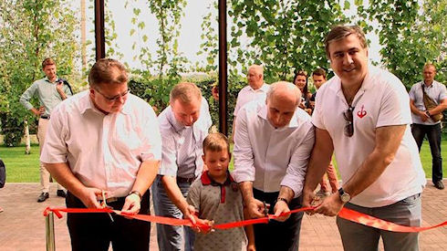 Саакашвили открыл новый центр шампанских вин