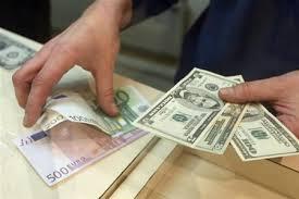 Уже півроку українці позбуваються валютних запасів 