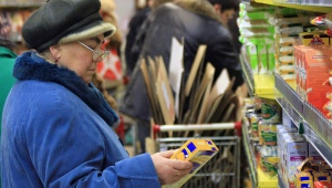 Почему беднеющие украинцы вынуждены переплачивать за продукты