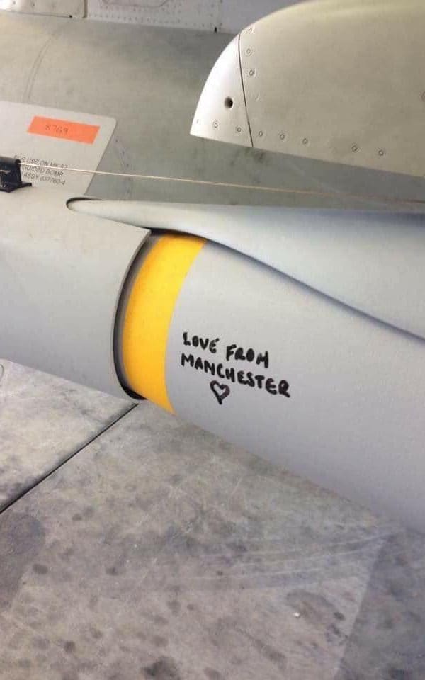 Британия бомбит ISIS ракетами `с любовью из Манчестера` 