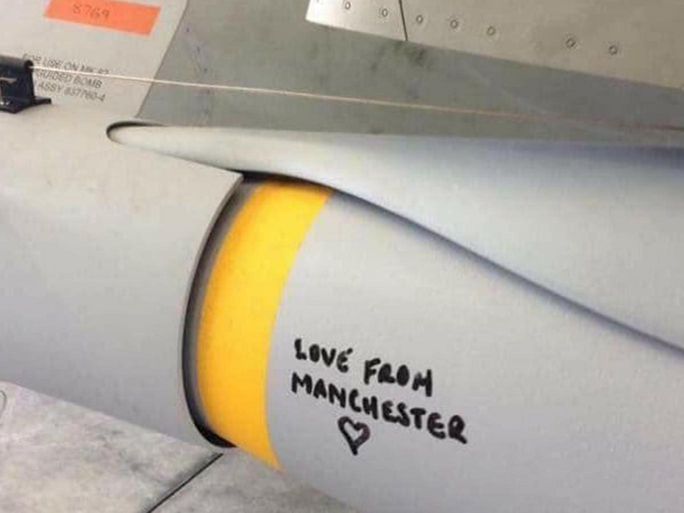 Британия бомбит ISIS ракетами “с любовью из Манчестера”