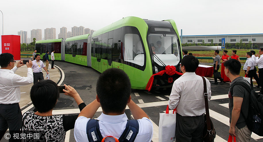В Китае создали поезд, который вместо рельс использует дорожную разметку