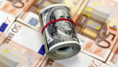 Курс доллара просел к евро, рубль продолжит падение во второй половине недели