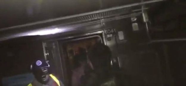 В метро Нью-Йорка сошел с рельсов поезд, десятки травмированы