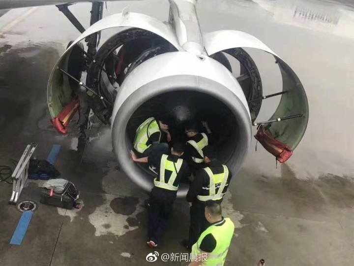 В КНР женщина бросила в двигатель самолета монеты на удачу, разрушив его