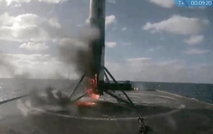 Ракета Falcon загорелась во время приземления - СМИ
