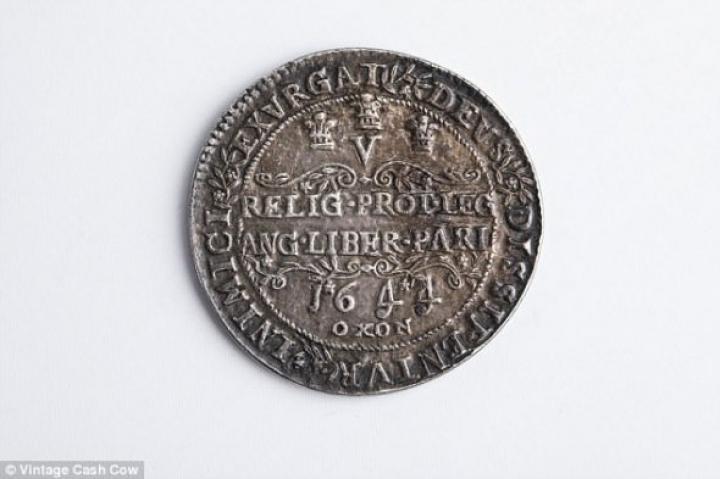 Женщина нашла на чердаке монету, оцененную в 4 тысячи (фото)
