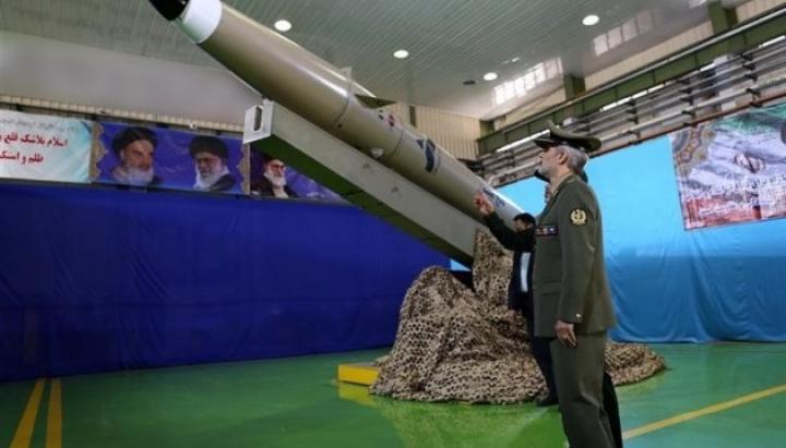 Иран показал баллистическую ракету нового поколения Fateh (фото)